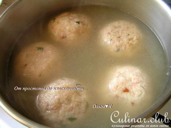 Канедерли из хлеба и колбас в бульоне