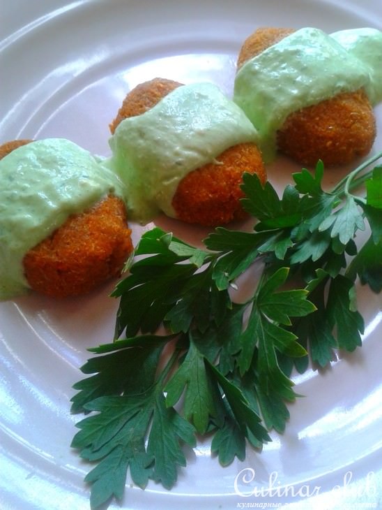 Крокеты запеченные из кабачков и батата под муссом из сыра Тофу