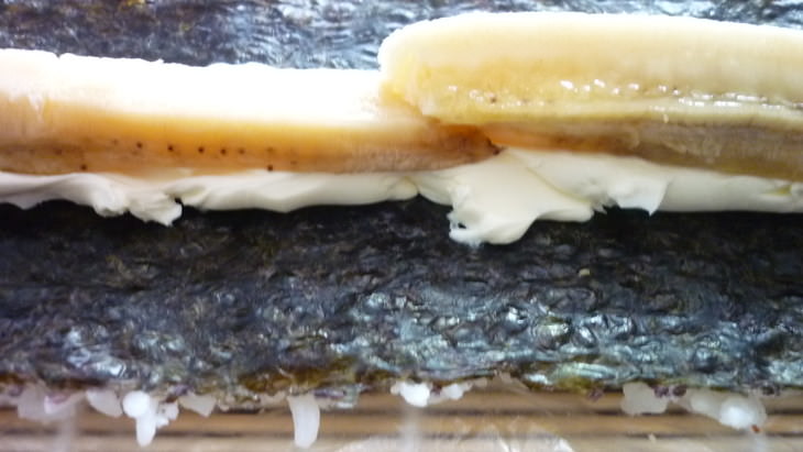 Суши фьюжн с бананом,маскарпоне и кокосовой стружкой