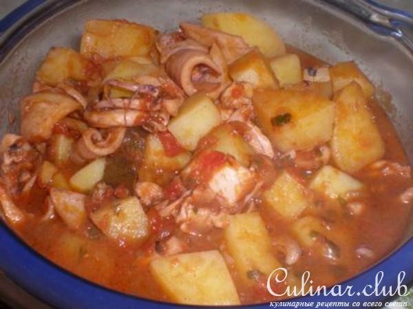 Кальмары тушёные с помидорами