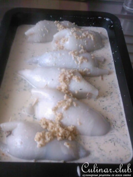 Кальмары фаршированные овощами в луковом соусе(мой вариант).
