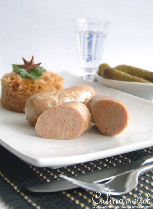 Домашние свиные колбаски с тушеной капустой