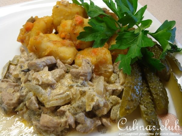 Бефстроганов с солеными огурцами и грибами.