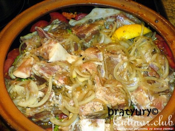 Мясо в маринаде от маслин, тушёное в горшке