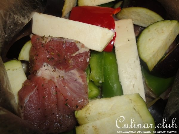 Пряная свинина с овощами и сыром запечёная в рукаве-рецепт выходного дня