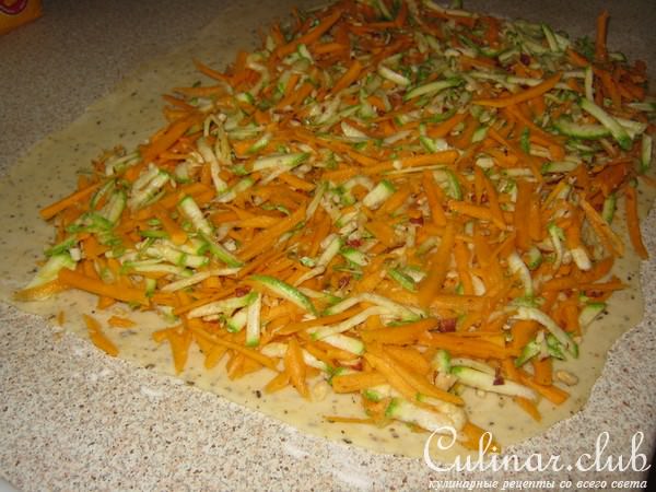 Мясо тушёное с овощными рулетами.