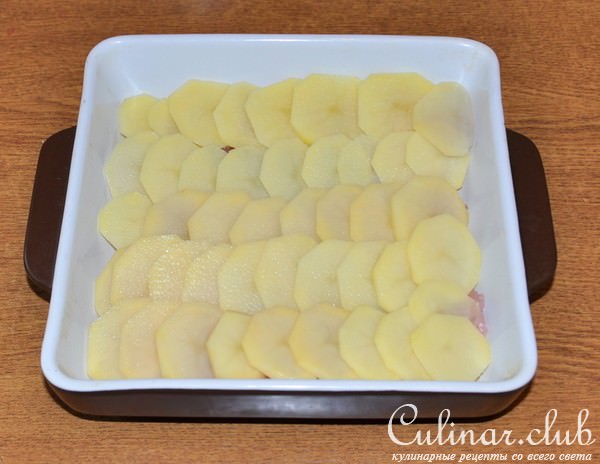Картофель с мясом под белым соусом