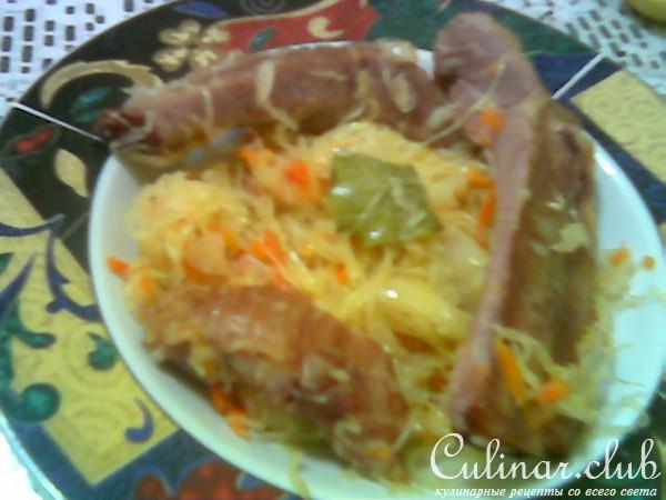 Копченые ребрышки с квашеной капустой.