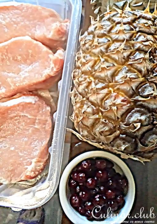 Свинина с клюквой и ананасами запеченная с сыром под румяной слоеной ажурной шапочкой!