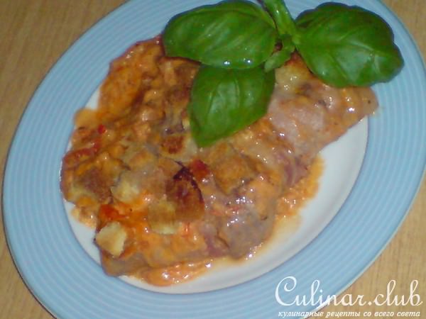 Мясо,запечённое в духовке под сливочно-овощным соусом с булочкой