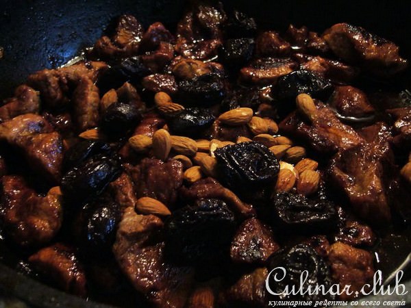 Мясо, тушенное с кисло-сладким слививо-ореховым соусом