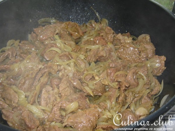Мясо тушёное с овощными рулетами.