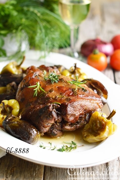 Баранья нога, запеченная с розмарином, чесноком и лавандой.