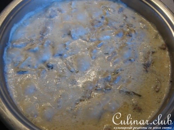 Бефстроганов с солеными огурцами и грибами.