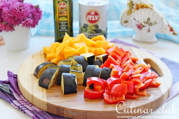 Мясное рагу с овощами и маслинами.