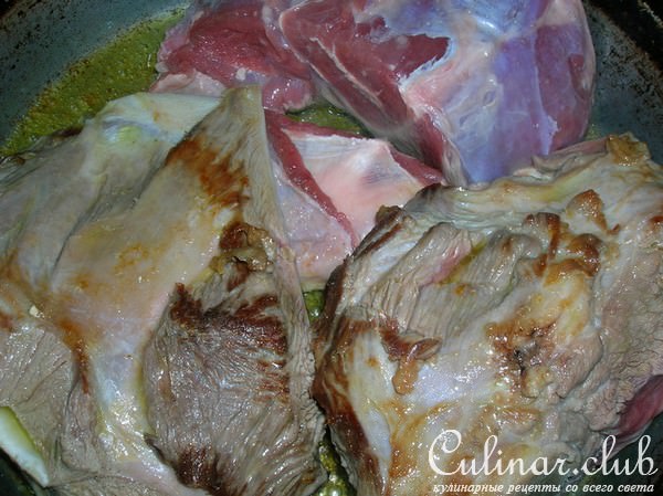 Баранья лопатка с травами в шафранном соусе