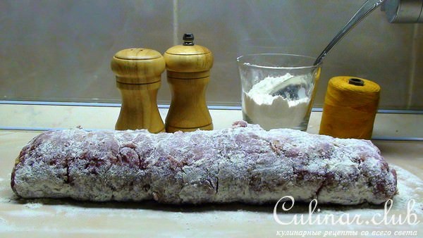 Рулет из говядины с сыро-копчёным окороком и овощным соусом.