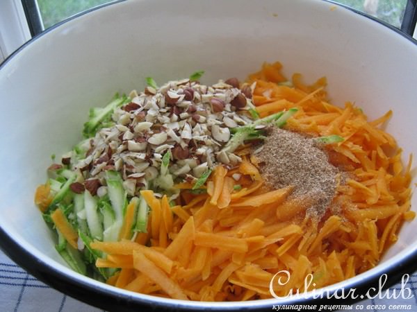 Мясо тушёное с овощными рулетами.