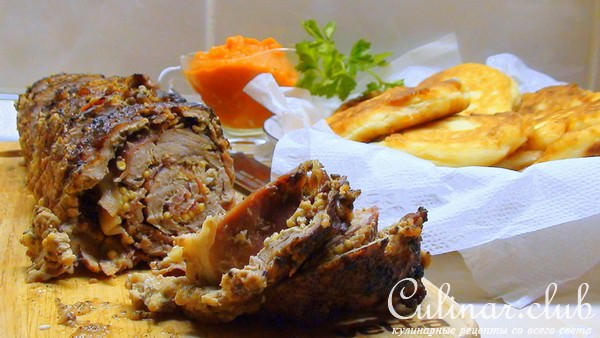 Рулет из говядины с сыро-копчёным окороком и овощным соусом.