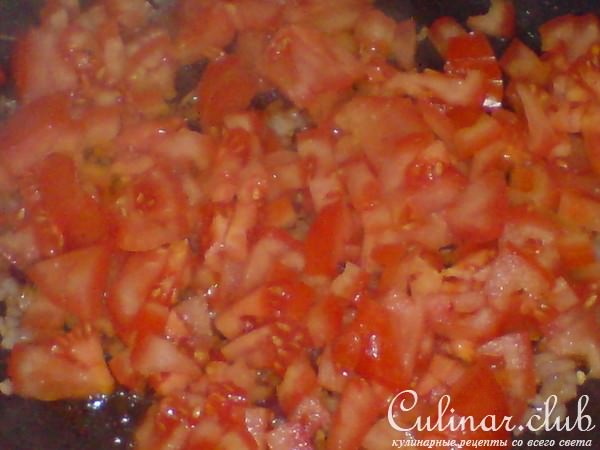 Мясо,запечённое в духовке под сливочно-овощным соусом с булочкой