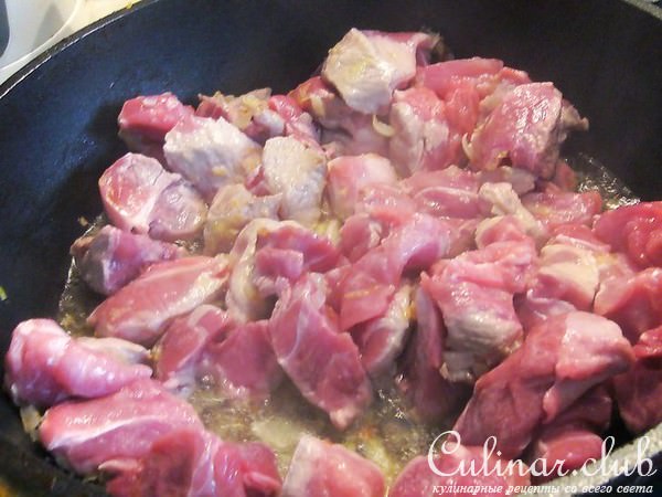Мясо, тушенное с кисло-сладким слививо-ореховым соусом