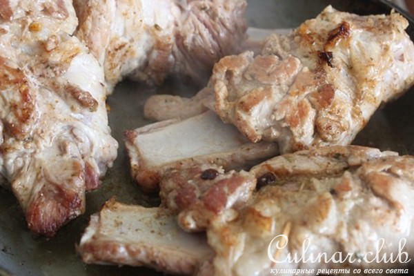 Свиная котлета на косточке с летними овощами