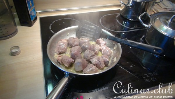Карамелизованная баранина с черносливом и лепестками миндаля