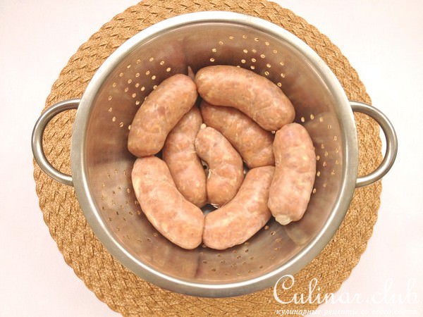 Домашние свиные колбаски с тушеной капустой