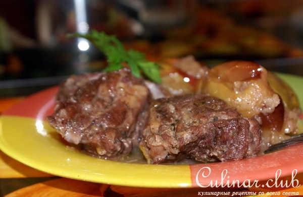 Баранина с черносливом, яблоками и томатами.