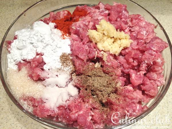 Домашние свиные колбаски с тушеной капустой