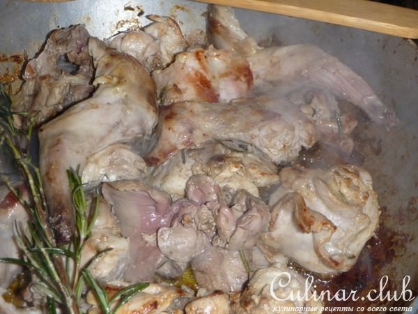 Кролик по-охотничьи с оливками