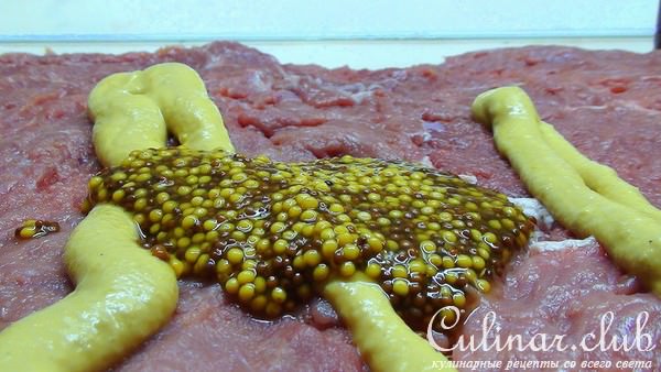 Рулет из говядины с сыро-копчёным окороком и овощным соусом.