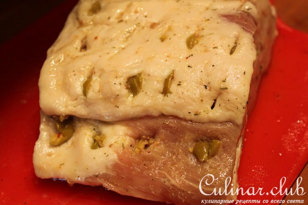 Свинина фаршированая каперсами и оливками