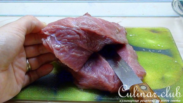 Рулет из говядины с сыро-копчёным окороком и овощным соусом.