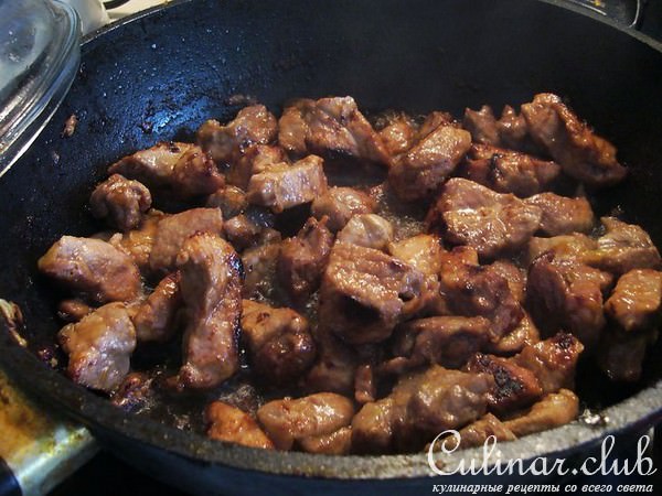 Мясо, тушенное с кисло-сладким слививо-ореховым соусом