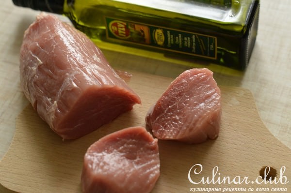 Телятина с тыквенным пюре, грецкими орехами и кинзой.