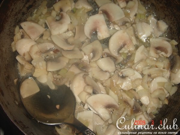 Картофельно-мясные котлеты с нежным грибным соусом.
