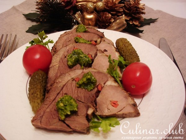 Запеченная баранья ножка с зеленым соусом.
