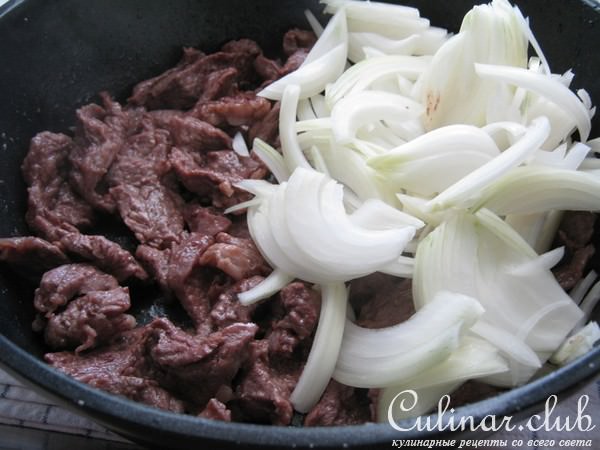 Мясо тушёное с овощными рулетами.