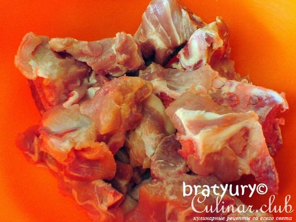 Мясо в маринаде от маслин, тушёное в горшке