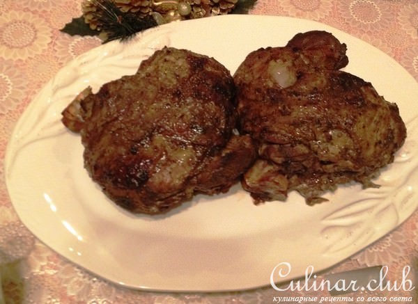 Запеченная баранья ножка с зеленым соусом.