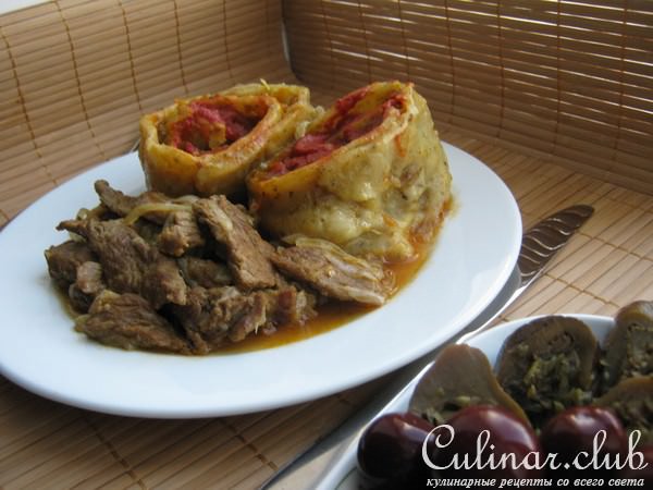 Мясо тушёное с овощными рулетами.