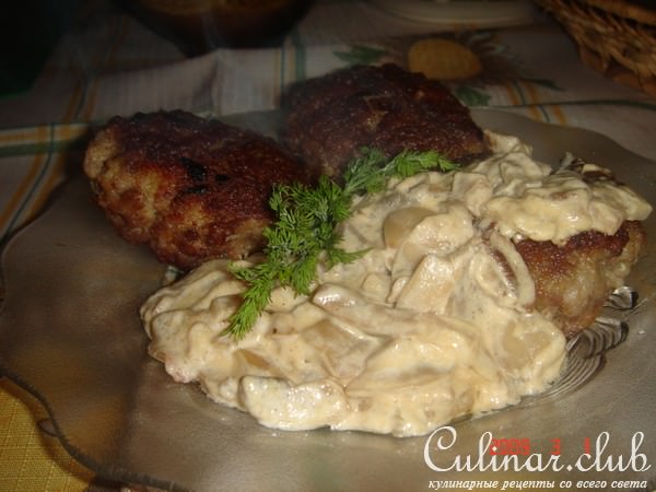 Картофельно-мясные котлеты с нежным грибным соусом.
