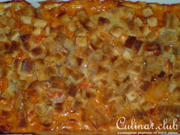 Мясо,запечённое в духовке под сливочно-овощным соусом с булочкой