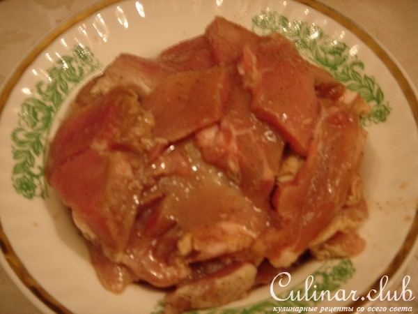 Свинина тушеная со сливами и яблокам
