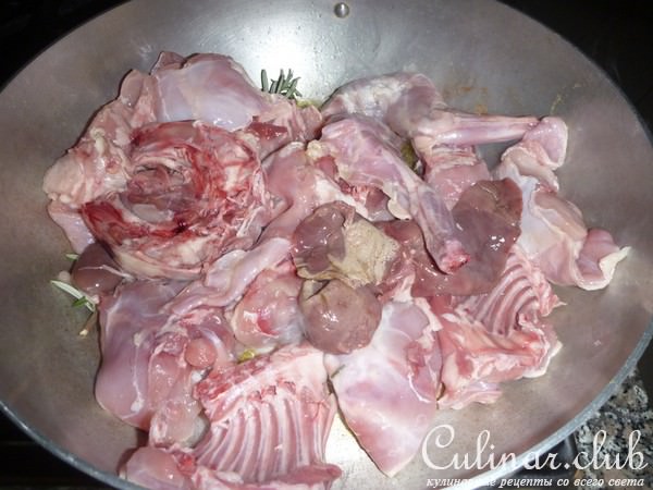 Кролик по-охотничьи с оливками