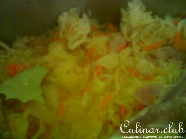Копченые ребрышки с квашеной капустой.