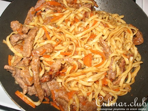 Лапша с говядиной и овощами в соусе терияке