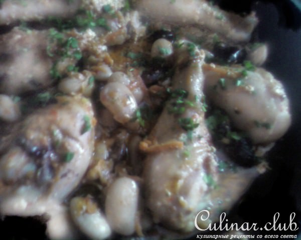 Фасоль с куриными ножками в соусе болоньез