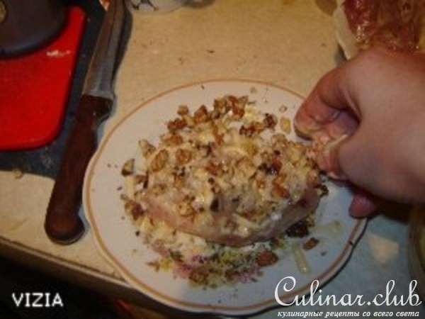Медальоны из свинины в рубленных орехах